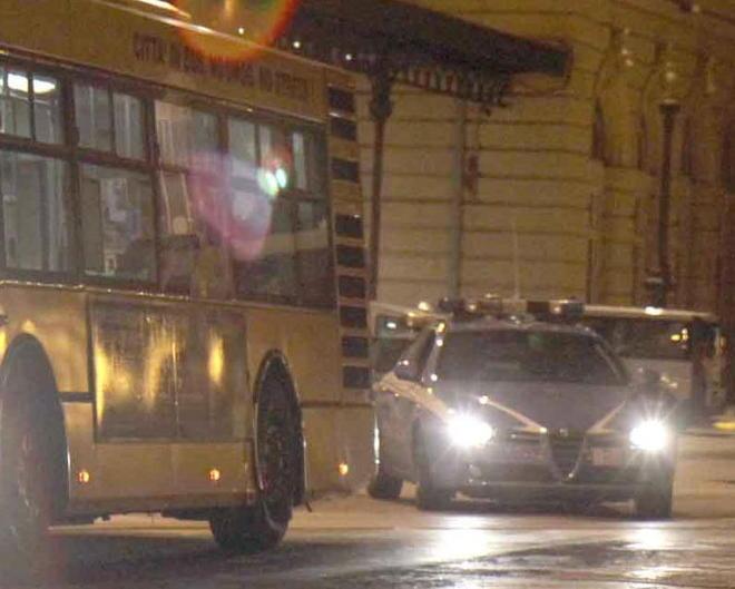 Aggredisce e rapina la ex dei cellulari: denunciato livornese 