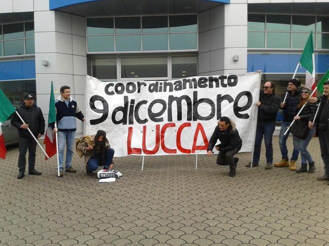 I Forconi portano il carbone alla sede di Equitalia 