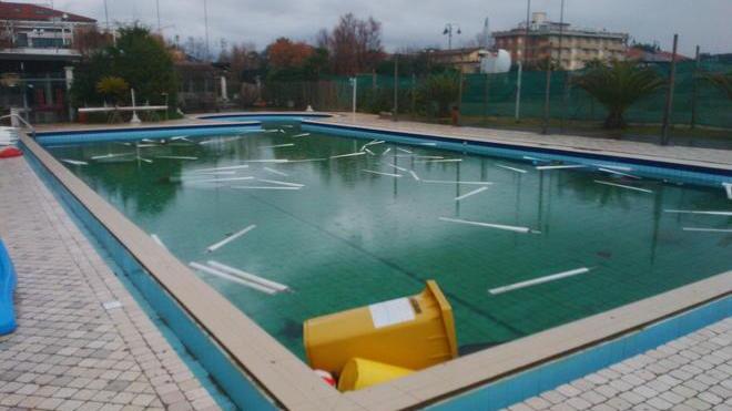 Bagno devastato da tre ragazzi