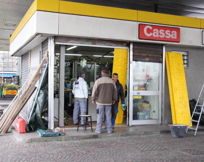 Assalti ai benzinai con l’auto: è caccia alla banda delle feste 
