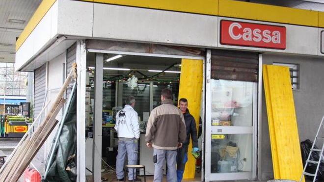 Assalti ai benzinai con l’auto: è caccia alla banda delle feste