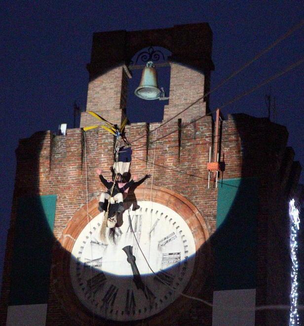 Volo di trenta metri dalla Torre È la befana acrobata dei pompieri