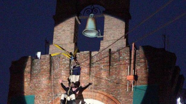 Volo di trenta metri dalla Torre È la befana acrobata dei pompieri
