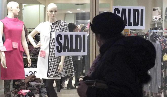Saldi, in uscita 300 euro a famiglia 