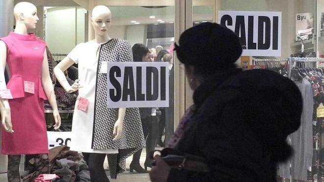 Saldi, in uscita 300 euro a famiglia