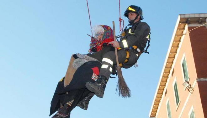 Come da tradizione i vigili del fuoco salvano la Befana