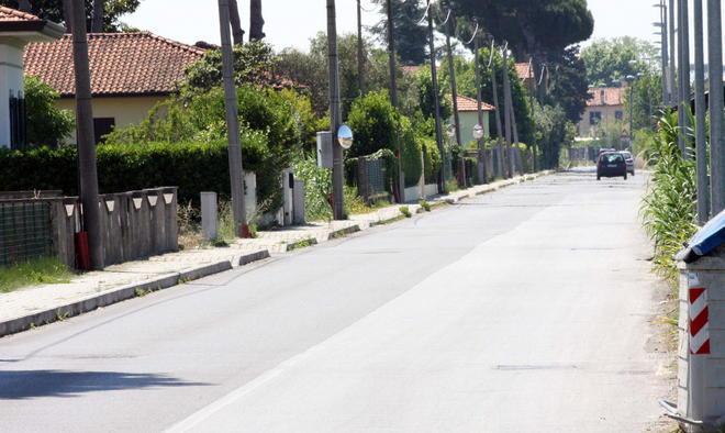 Auto finisce nel fosso dopo uno scontro