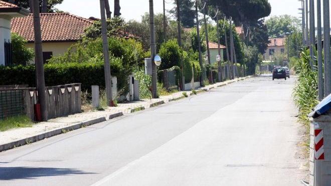 Auto finisce nel fosso dopo uno scontro