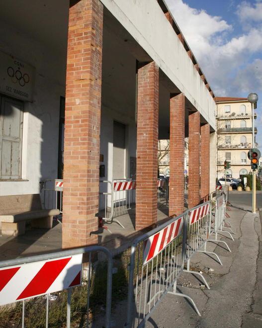 L’ex Camera del lavoro transennata da quattro mesi