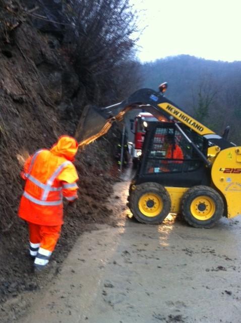 Frana sulla strada provinciale per Luicciana, circolazione alternata 