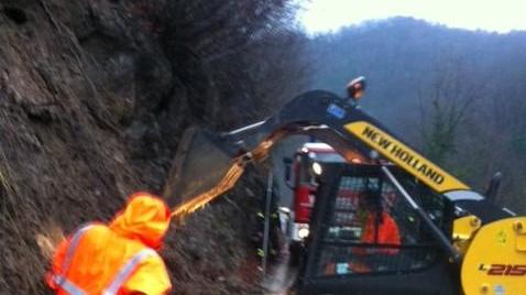 Frana sulla strada provinciale per Luicciana, circolazione alternata