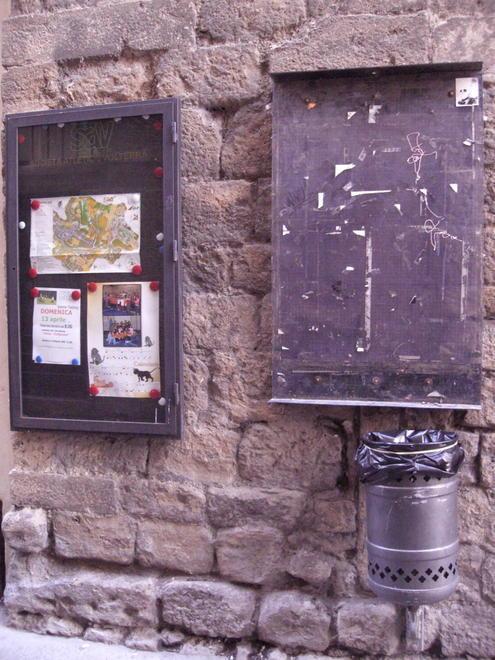 Via le bacheche dei partiti dai palazzi storici 