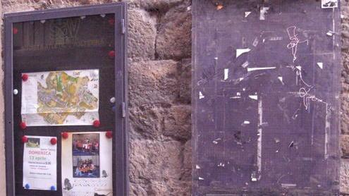 Via le bacheche dei partiti dai palazzi storici