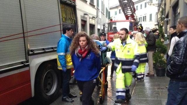 Prato, appartamento in fiamme in via del Serraglio, anziano in rianimazione