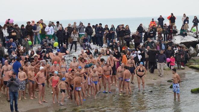 Tuffo di Befana, sfida tra pisani e livornesi