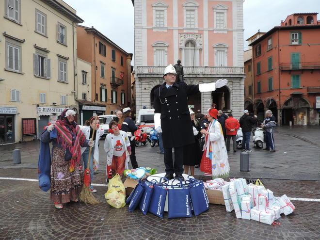 Tra ponte di Mezzo e piazza Garibaldi la Befana del vigile urbano 