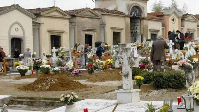 Con le auto tra le tombe: stop del sindaco di Fucecchio
