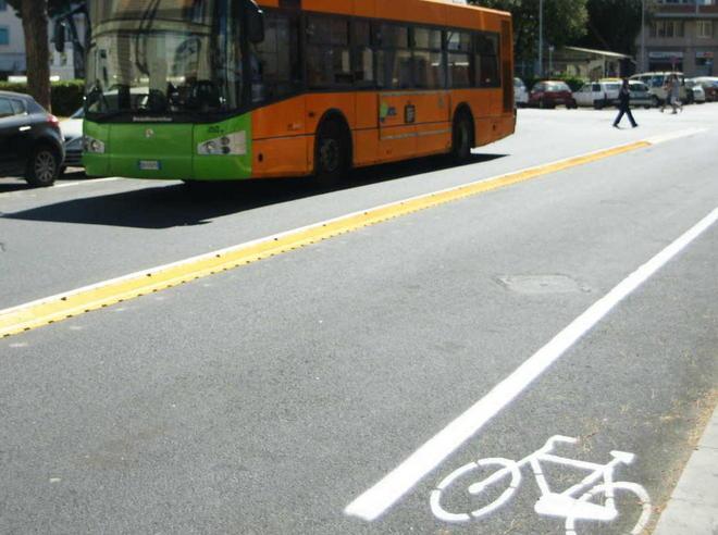 Una pista ciclopedonale su via Scarpettini 