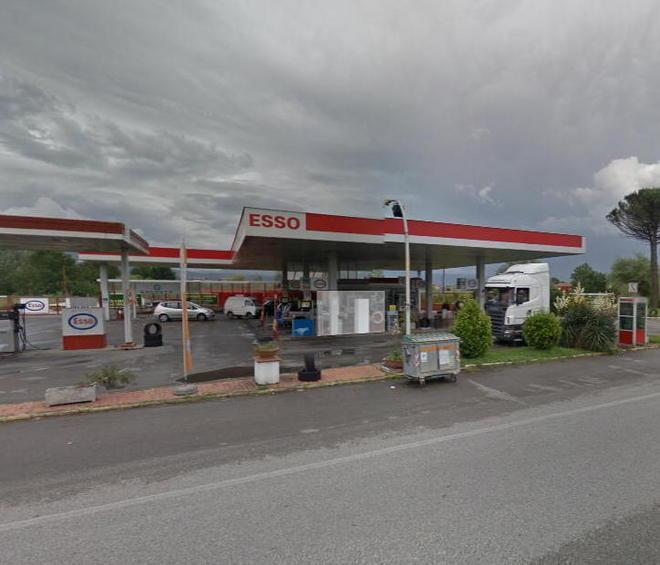 Armati di pistola rapinano un distributore