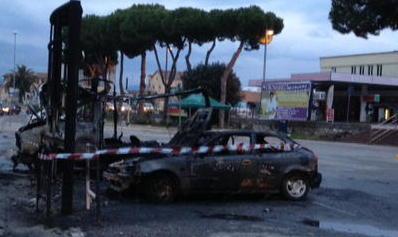 L’auto bruciata rimane dov’è Il proprietario non la rimuove