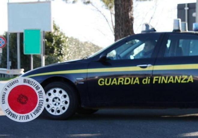 Finanza in Comune per le indagini su una ditta di Siena