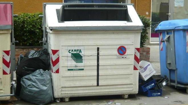 In giro con i sacchetti per non differenziare
