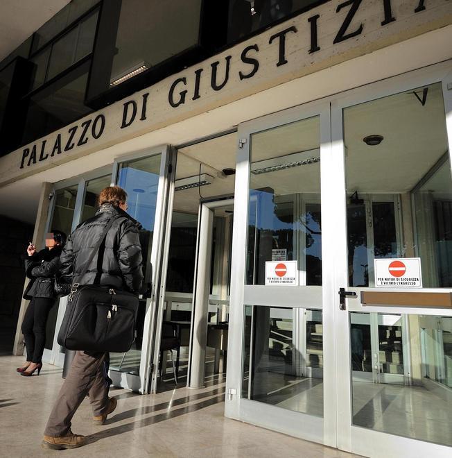 Tentata violenza e furto patteggia due anni e 4 mesi 