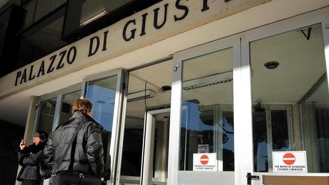 Tentata violenza e furto patteggia due anni e 4 mesi