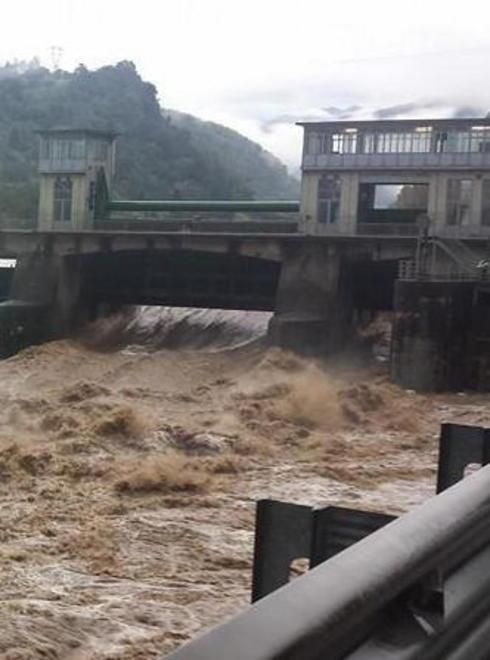 Piogge insistenti, allerta meteo nell’area del bacino del Serchio
