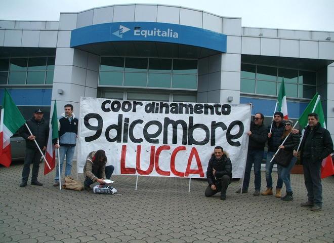 I Forconi portano carbone nell’ufficio di Equitalia 
