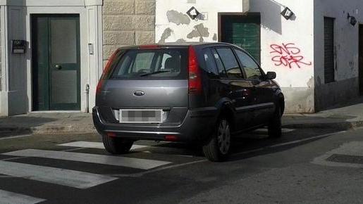 Con l’auto in divieto di sosta sull’angolo fra strisce e scivolo