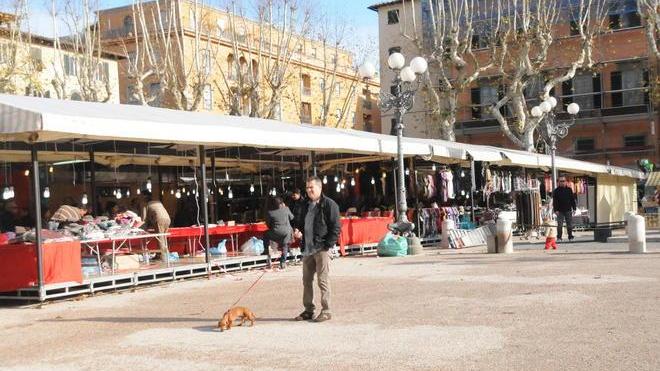 Vandalismo nella notte al mercatino di piazza Napoleone