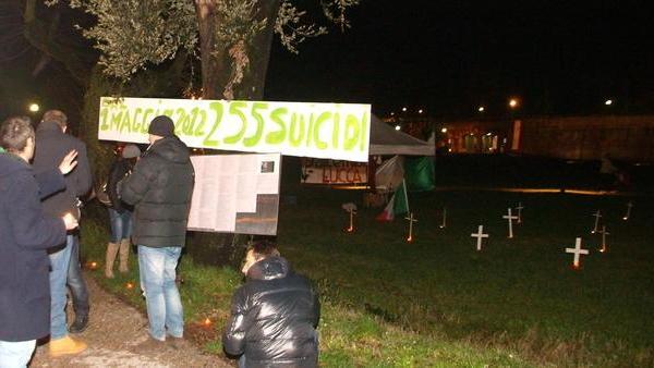 Tanti ceri accesi per ricordare le vittime della crisi economica