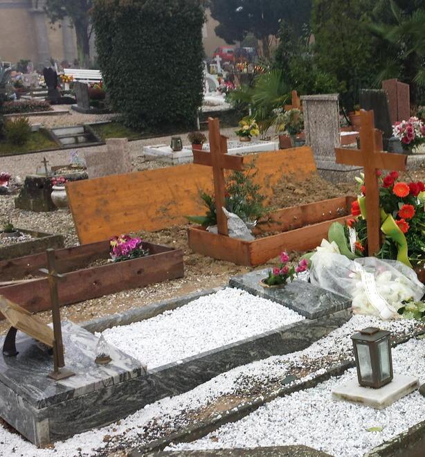 Tombe scoperte e cumuli di terra 