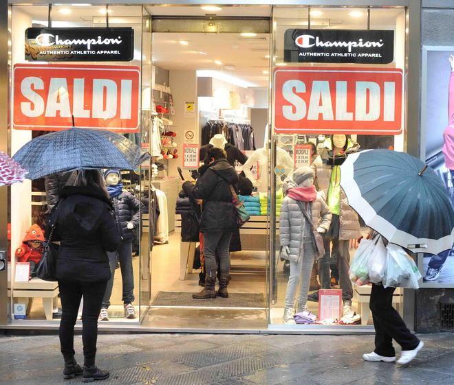 La pioggia non ferma l’assalto ai saldi 