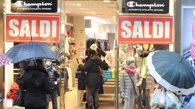 La pioggia non ferma l’assalto ai saldi