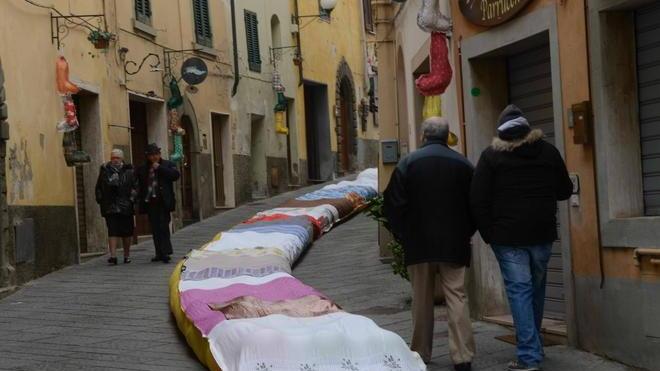 Carbone e dolci lunghi 230 metri La calza cucita a mano è da record