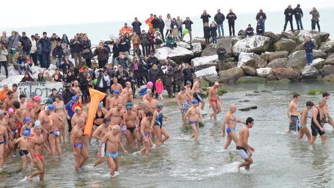 Pisani e livornesi pronti a tuffarsi in mare