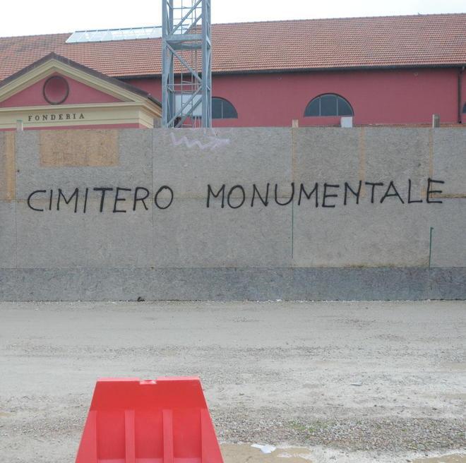 «Cimitero monumentale» Scritta choc alla fonderia 