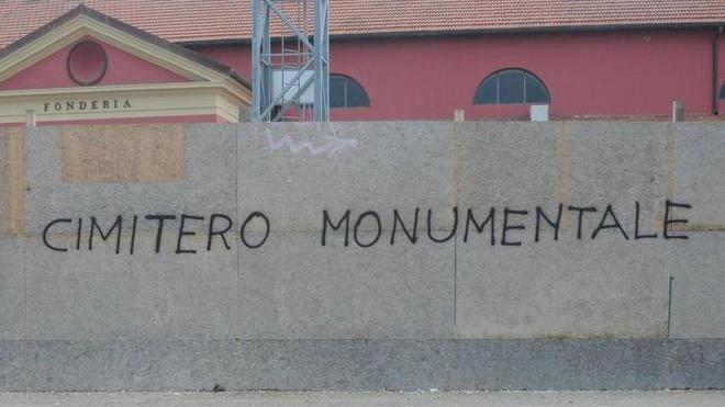 «Cimitero monumentale» Scritta choc alla fonderia