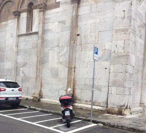 Cinque posti per i motorini al posto del carico-scarico