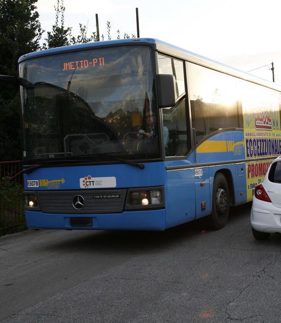 Via Pisanica martoriata dai bus: residenti esasperati
