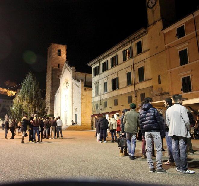 Nel cuore della città aprono un fast food e una sala scommesse 