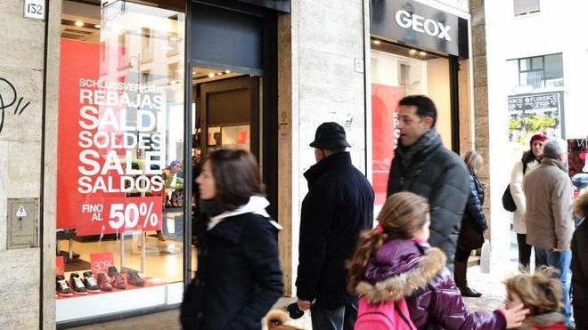 Tutti pazzi per i saldi, ribassi a -70%