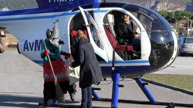 Via la scopa, c’è l’elicottero. Befana moderna allo Strulli