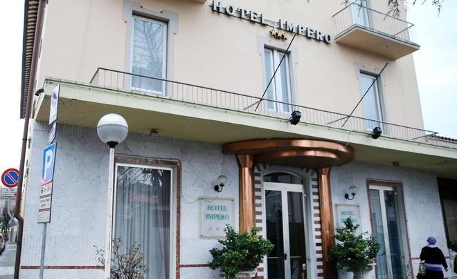 Festeggiano Capodanno svaligiando un albergo 