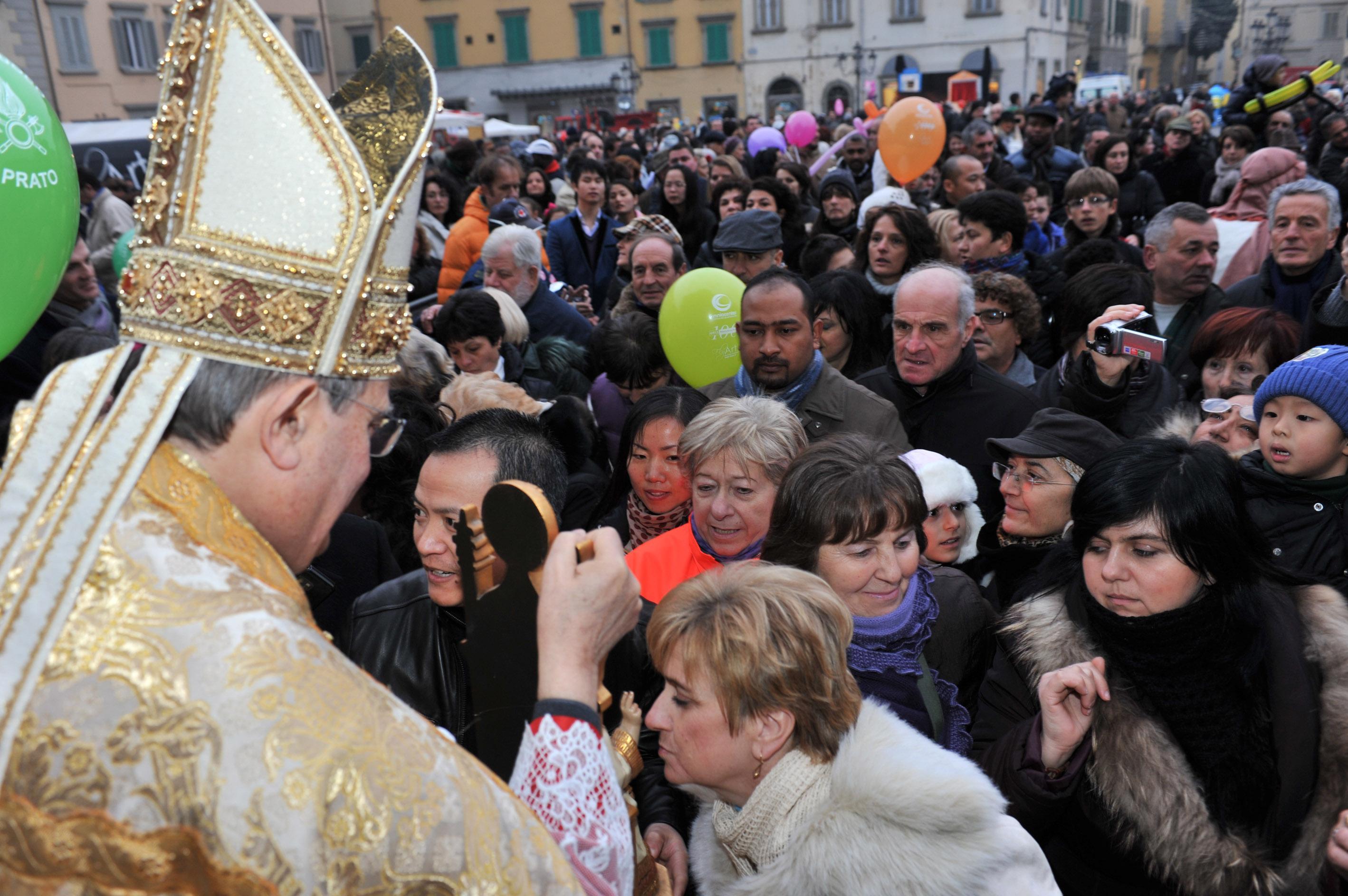 Messa multiculturale benedizione dei bimbi e danze in piazza 