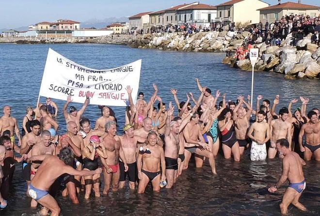 Tuffo di Befana, pisani e livornesi insieme in acqua 