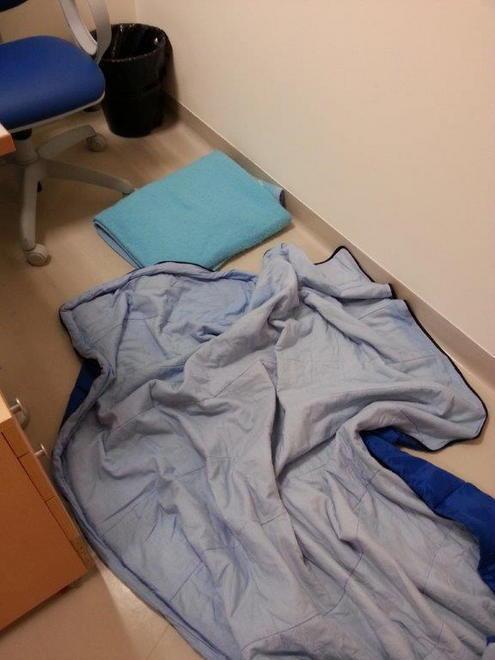 Sacco a pelo dietro la scrivania per il turno di notte in ospedale 