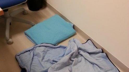 Sacco a pelo dietro la scrivania per il turno di notte in ospedale